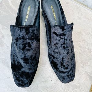 Intentionally Blank Black Velvet Mule EC Sz 8